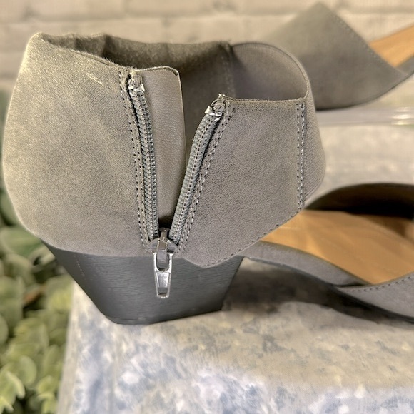 I ❤️ Comfort “Syla” Gray Faux Suede Open Toe Anklewrap Dress Sandals WMS 8M🩶GUC - Picture 6 of 11